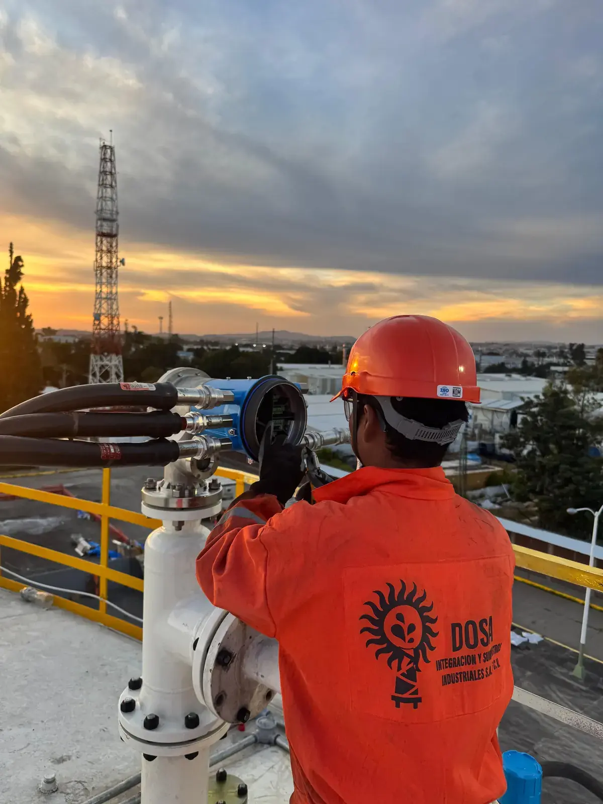 Técnico de DOSA trabajando en una instalación industrial
