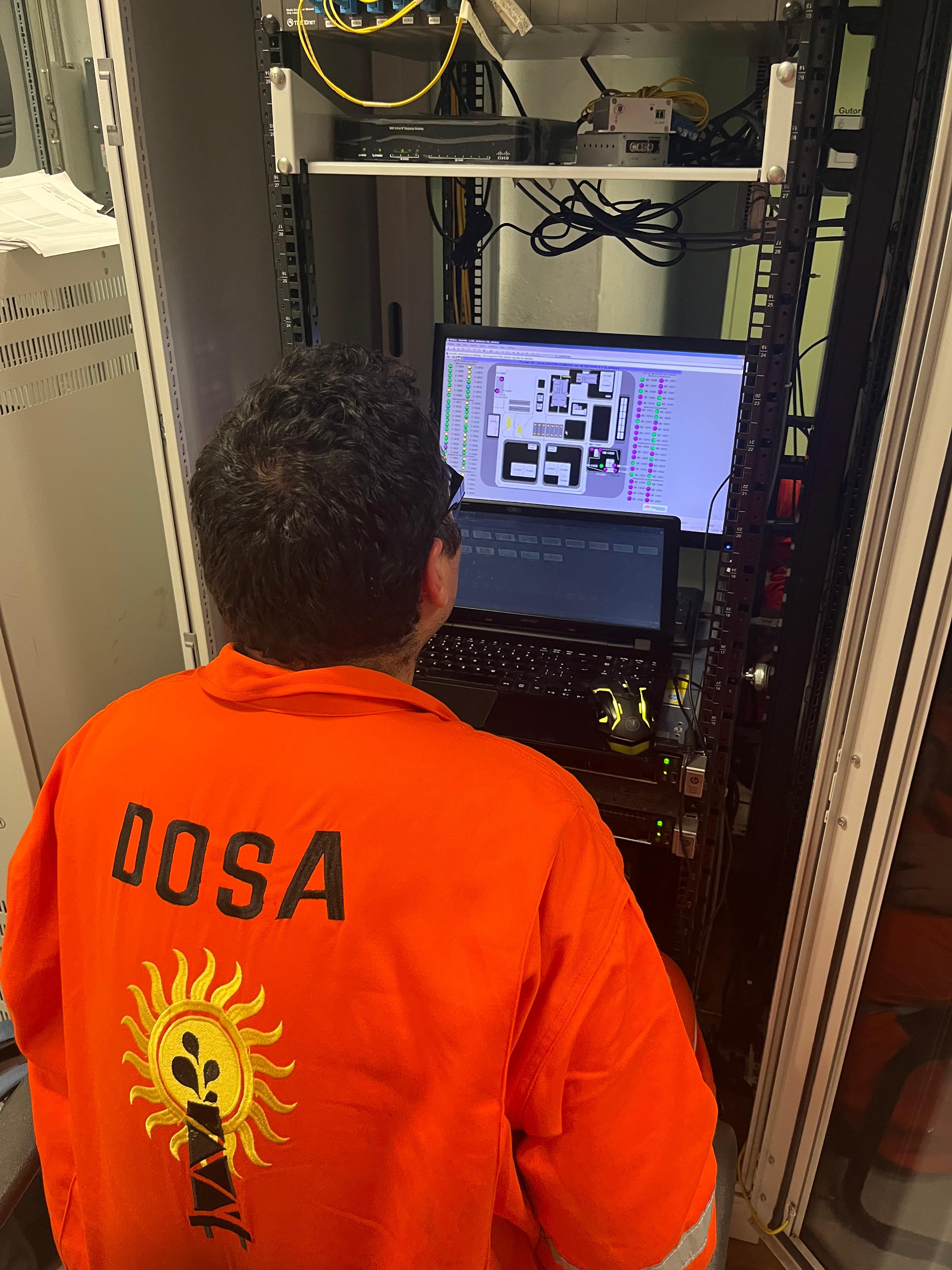 Personal de DOSA realizando una revisión de instrumentación